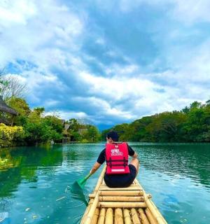 isang tao sa isang bangka sa isang ilog