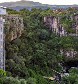 vodopád na straně útesu s budovou