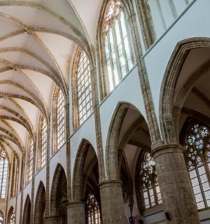 velká budova s klenutými stropy a okny