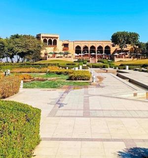 pohled na zahradu s budovou v pozadí