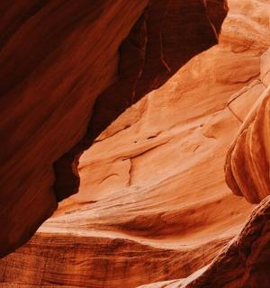 pohled na štěrbinový kaňon v poušti