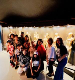 一群人在博物馆里摆姿势拍照