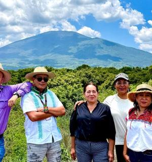 一群人站在一座山前