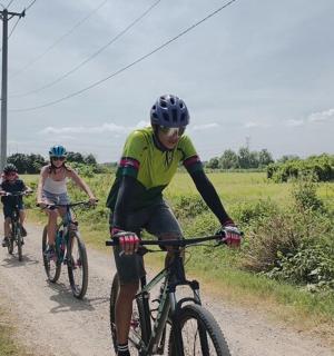 一群人骑着自行车沿着土路行驶