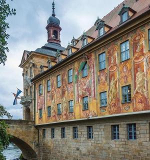 一座砖砌的大楼,前面有一座桥