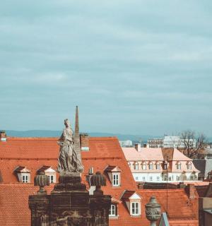 一座建筑物所在的城市前的雕像