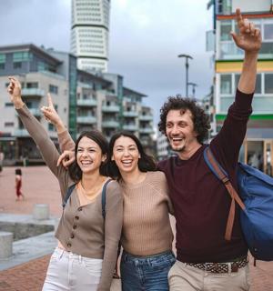 三个人举起双手