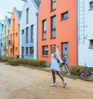 一名女子在街上行走，用手机通话