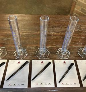 桌子上的一组酒杯和卡片