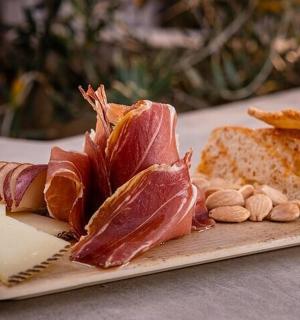 桌上有一盘奶酪、肉和坚果