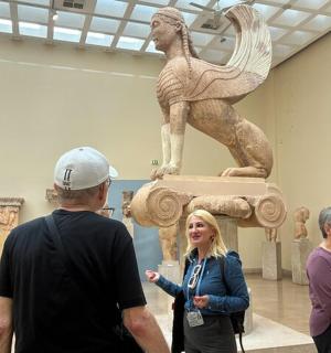 一群人在博物馆里观看雕像