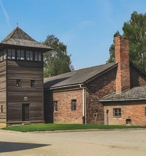 一座古老的砖砌建筑，顶部有一座塔