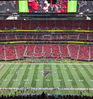 pohled na fotbalové hřiště na stadionu