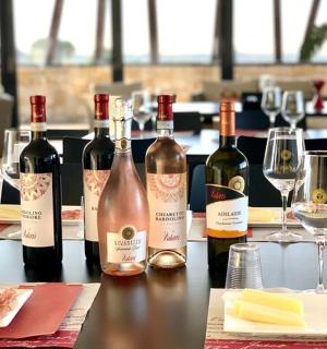 桌子上摆着几瓶酒和几杯酒