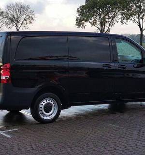 černá dodávka zaparkovaná na parkovišti