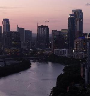 pohled na město s řekou v popředí