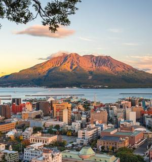 pohled na město s horou v pozadí