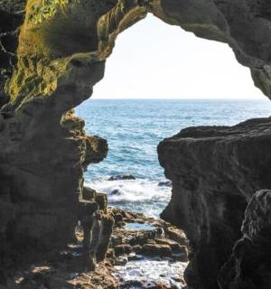 透过岩洞看到的海景