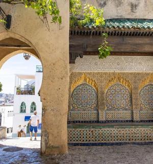 带有瓷砖墙的建筑物中的拱门