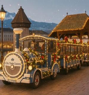 一辆装饰着圣诞灯的老火车