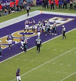 足球场上的一群足球运动员