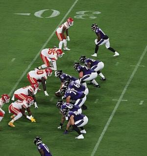 一群足球运动员在球场上