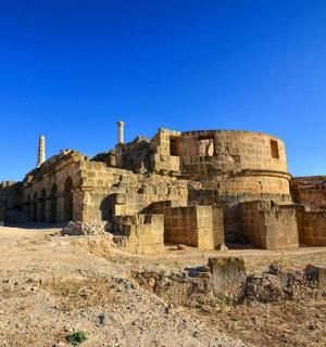 田野中央的一座古老建筑