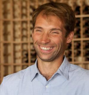 一位穿蓝色衬衫的男士微笑着