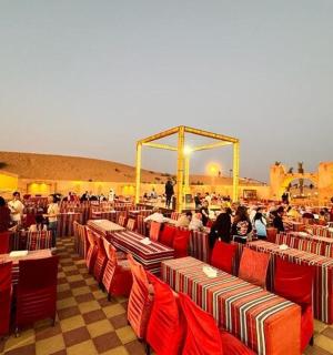 一群人坐在红色的椅子上