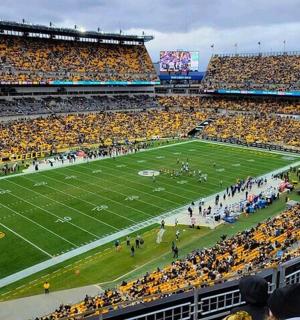 fotbalový stadion plný lidí sledujících zápas