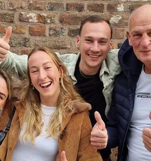 skupina tří lidí ukazuje palec nahoru