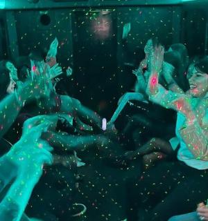 一群人待在一个涂着绿色油漆的房间里