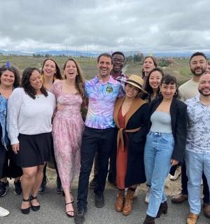 一群人摆姿势拍照