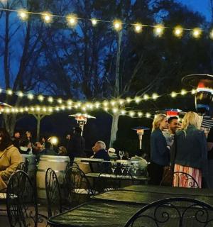 一群人围着一张带灯的桌子站着