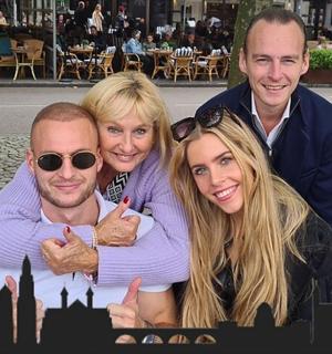 eine Gruppe von Menschen, die für ein Foto posieren