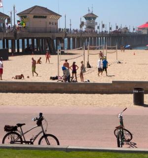 skupina lidí na pláži poblíž mola