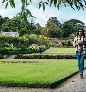 dvě ženy procházející se parkem