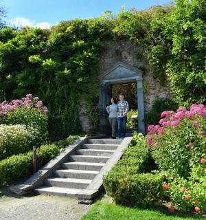 两个人站在花园门口