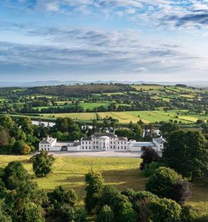 Letecký pohled na sídlo na travnatém poli