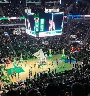 体育场内篮球比赛的俯视图