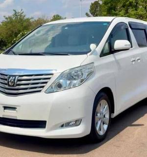 bílá dodávka zaparkovaná na parkovišti