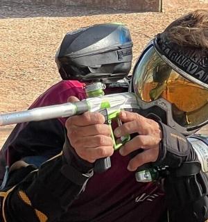 一名戴着头盔、手持棒球棒的男子