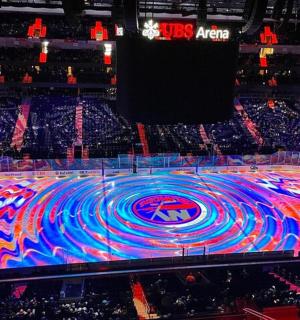 eine große Arena mit einem Schild in der Mitte