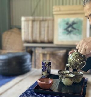 Muž dává hrnec v misce na tác