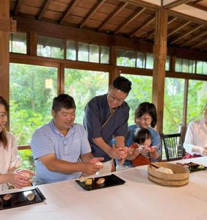 一群人围坐在桌旁吃饭