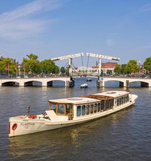 河上的一艘船,背景是一座桥