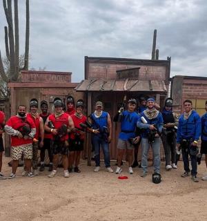 一群人在建筑物前摆姿势拍照