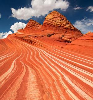 eine unbefestigte Straße in einer Wüstenschlucht mit einem bewölkten
