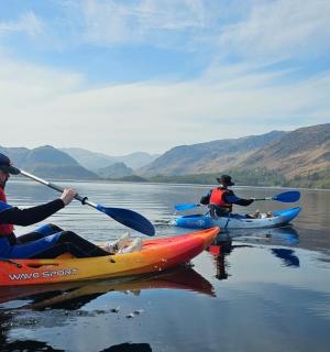 两个人在山峦湖上划皮划艇