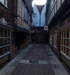 一座老城区里空荡荡的小巷,周围都是建筑